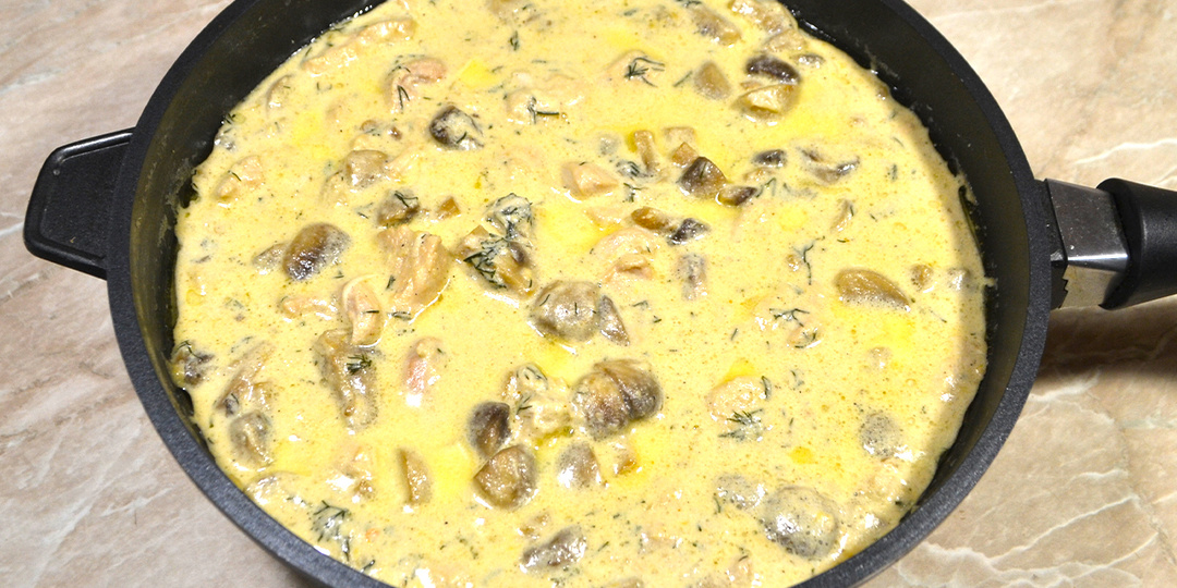 Курица с грибами и сыром в сметанном соусе на сковороде пошаговый рецепт