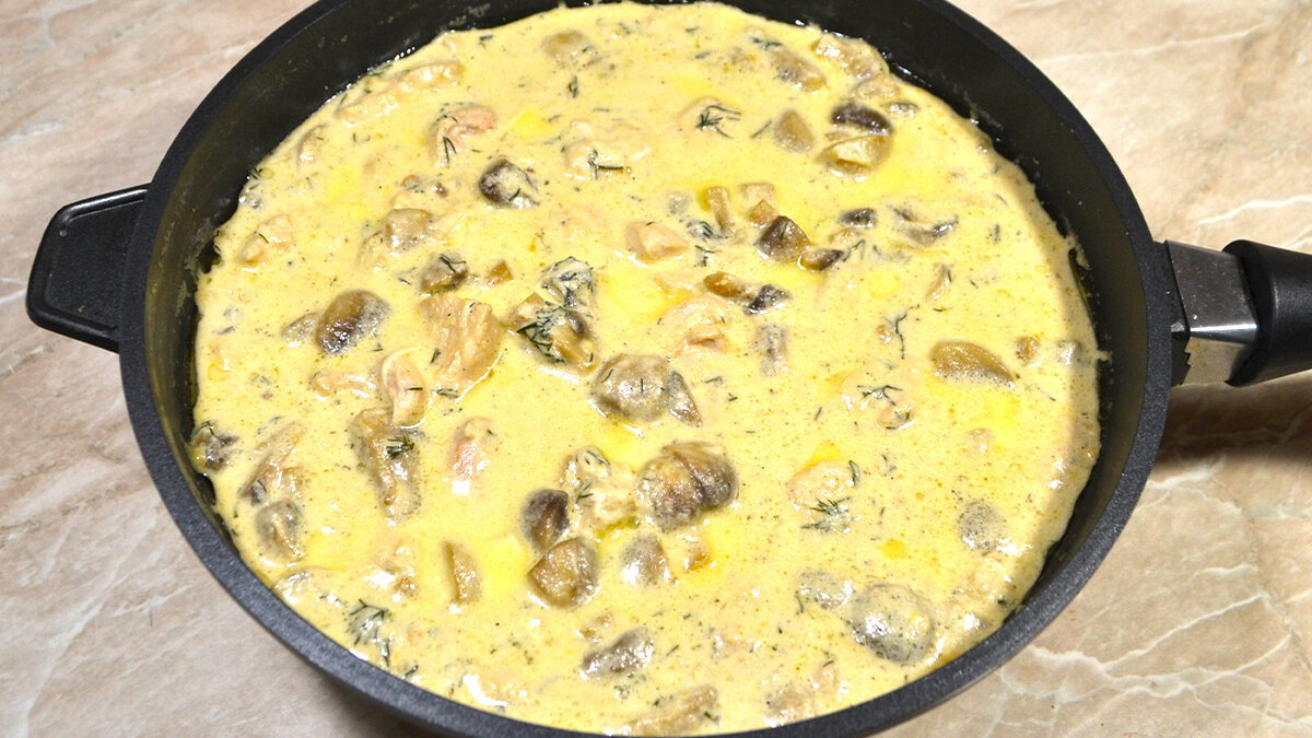 Как приготовить Свинина в сметанном соусе на сковороде с грибами: