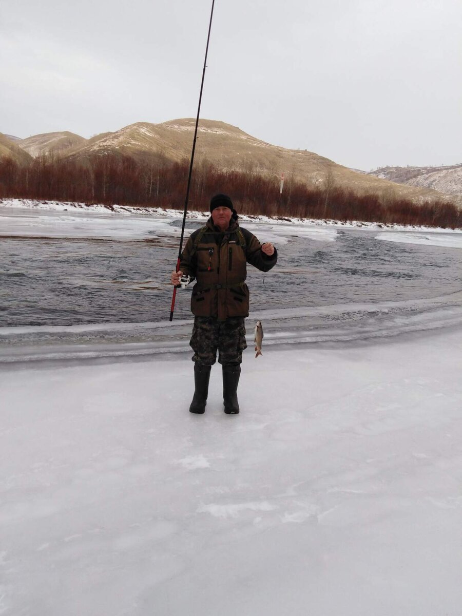 Наш ЗИМНИЙ Григорий с уловом сегодня утром. Вижу, что его кто-то снимает на смартфон, значит - он не один. Это меня прямо успокаивает.