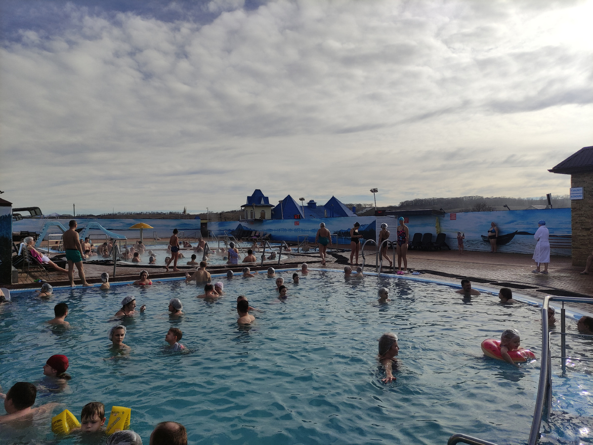 Дистанция, можно сказать, в бассейне немного соблюдается. Но какие там санитарные нормы. На людей шапочки то не могли заставить надеть. Что уж говорить о масках.