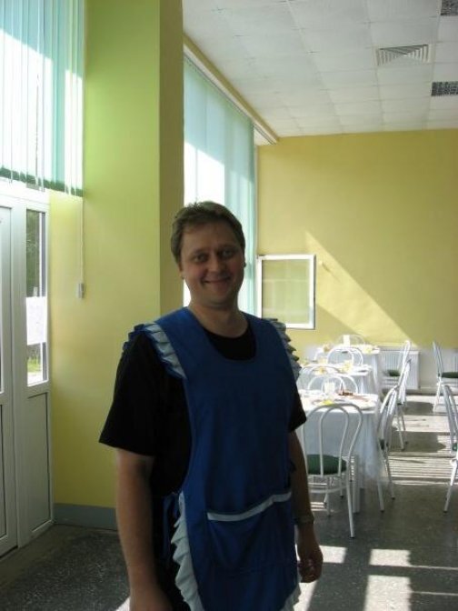 Глеб в лагере руководит дежурством по столовой.