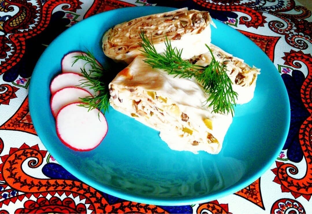 С ночинкой из шампиньонов, солёных огурцов и плавленого Сырка. Отличная закуска 👍  Грибы обжарить с луком. Огурцы нарезать мелким кубком, натереть на крупной тёрке сырок. Всё перемешать добавив майонез. Выложить на лаваш и скрутить в рулет. Завернуть в пищевую плёнку. Убрать в холодильник на пару часов для пропитки. Приятного аппетита. 🍴