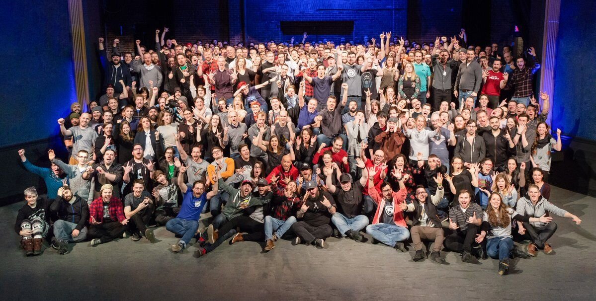 Количество людей, создающих игры, варируется от единицы до бесконечности. Благодаря доступности движков и языков программирования, как один, так и тысяча человек может создать интереснейший проект на сотни часов прохождения.