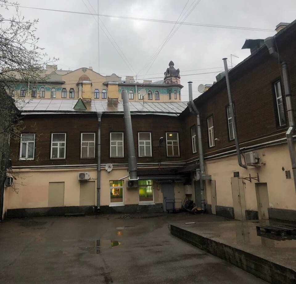 Средний проспект В.О. двор дома 44 