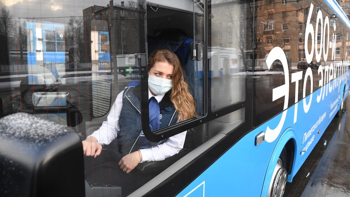    Водитель за рулем 600-го по счету электробуса, поступившего в парк общественного транспорта Москвы© РИА Новости / Илья Питалев
