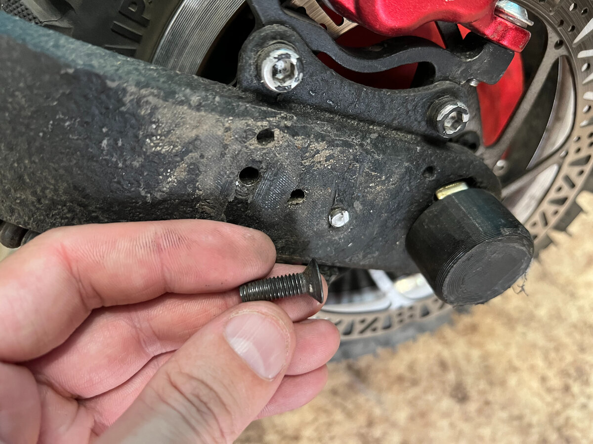 Обломанный винт М6.