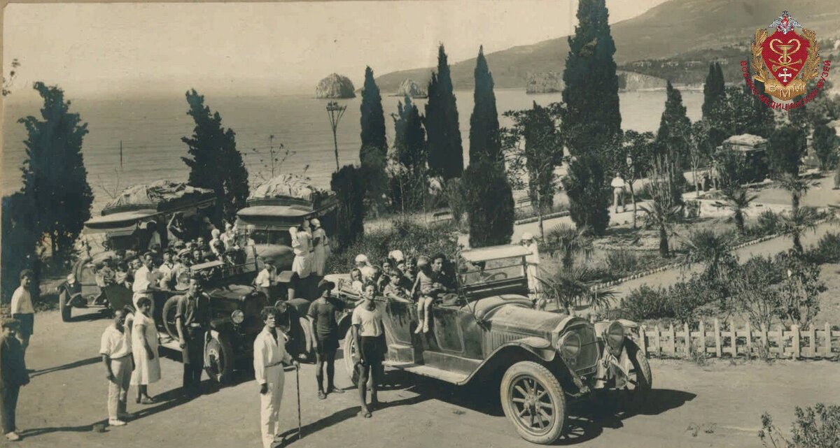 Фотография из альбома с названием на английском языке «USSR. Sanatorium-camp. memor Z.P. Solowiev «Artek Crimea.1931» [СССР. Лагерь-санаторий «Артек», Крым. 1931] 