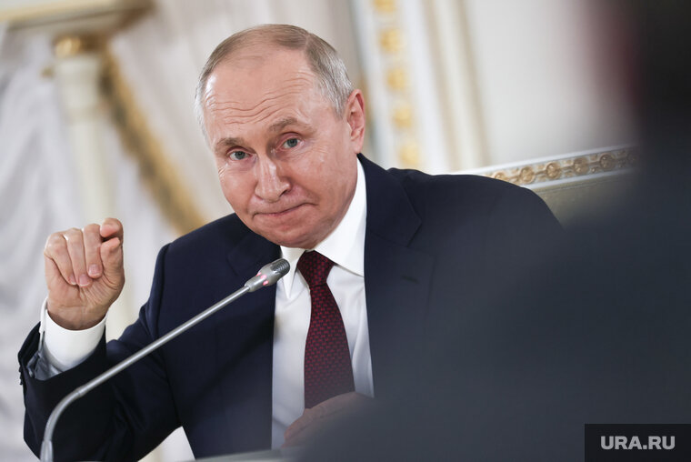    Западные страны осознанно тратят миллиарды на разжигание конфликта на Украине, отметил Владимир Путин