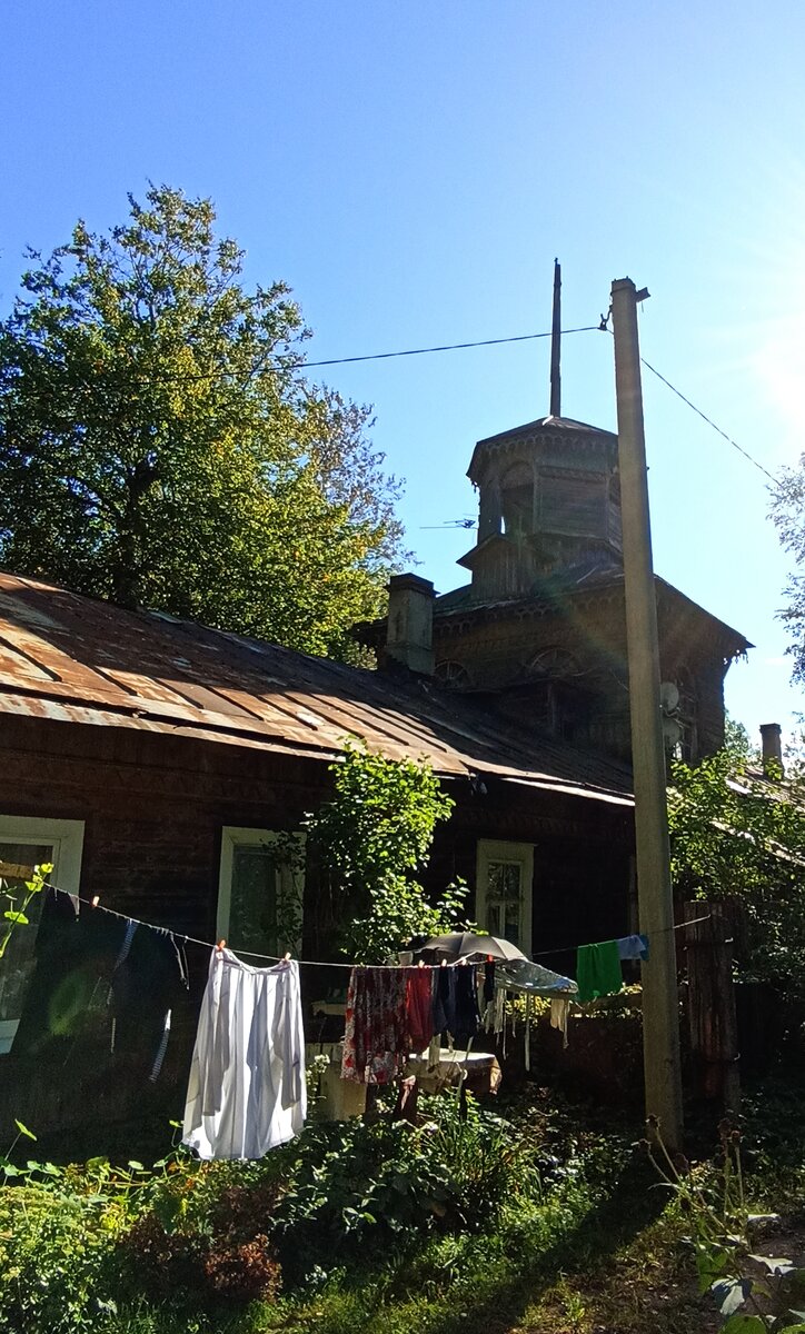 В тихо, но неуклонно разрушающейся кирхе всë ещё живут люди. В ожидании... 