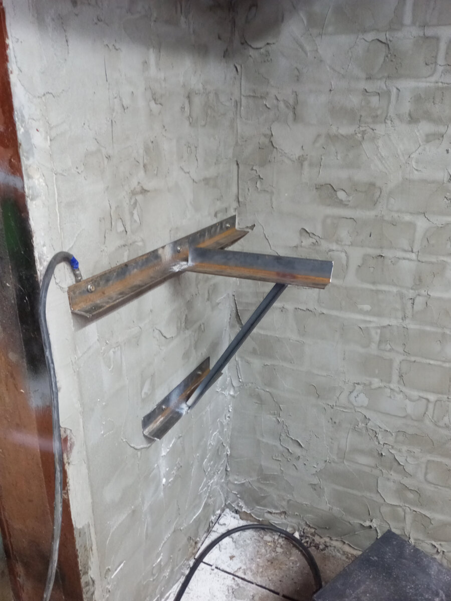 Потом прикрутил второй кусок и откосину приварил