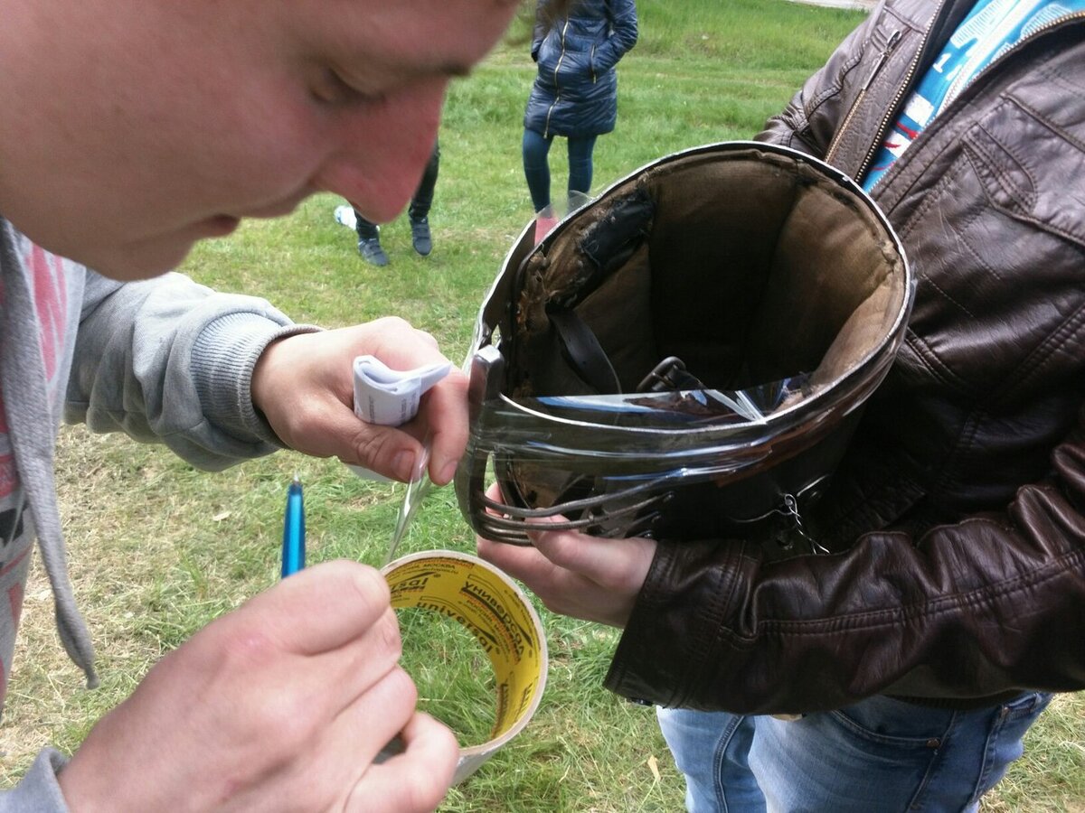 Типичная историческая реконструкция: стальной шлем перед очередным бугуртом чинится скотчем. Надеюсь, ракеты так не чинят...