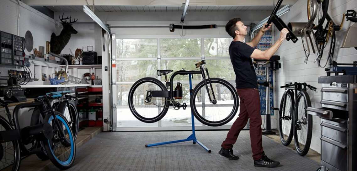 Где отремонтировать велосипед. Мастерская велосипедов. Веломастерская в гараже. Чинит велосипед. Отремонтированный велосипед.