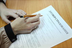 Рассмотрим ситуацию, когда клиент подал заявление на заем, принял условия навязанного страхования, затем досрочно погасил кредит, как вернуть страховку, если срок ее действия еще не истек?
