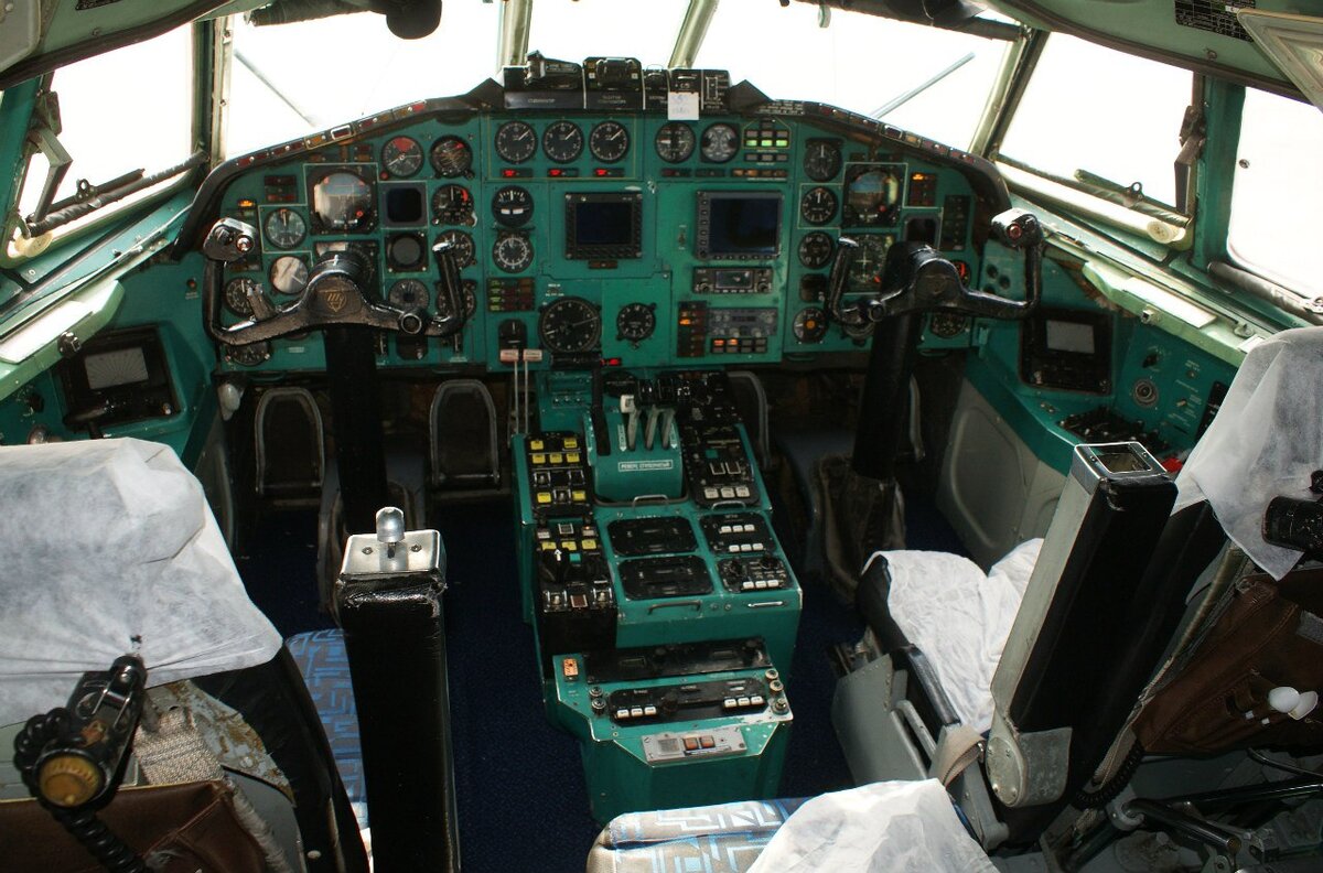 Кабина пилотов Ту-154М
