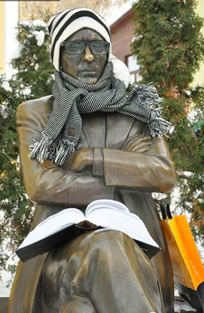 Во что одевают памятники