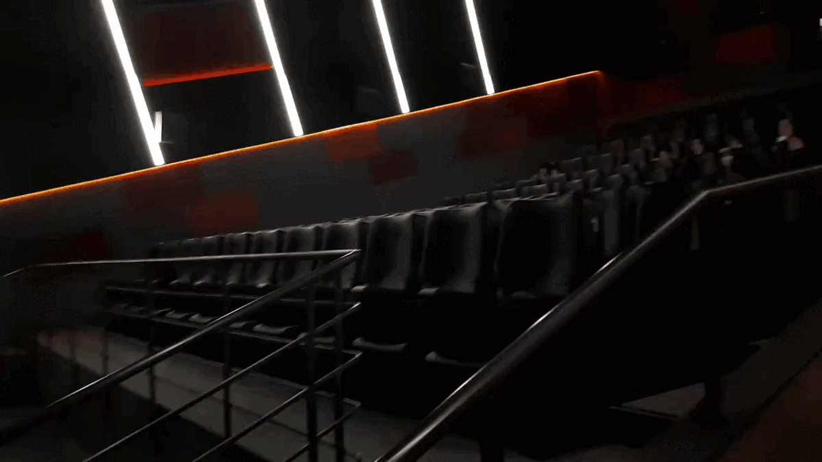 После этого специалисты МЧС поинтересовались у управляющего кинотеатром, какой материал использовался при отделке стен. В качестве доказательства были запрошены сертификаты.