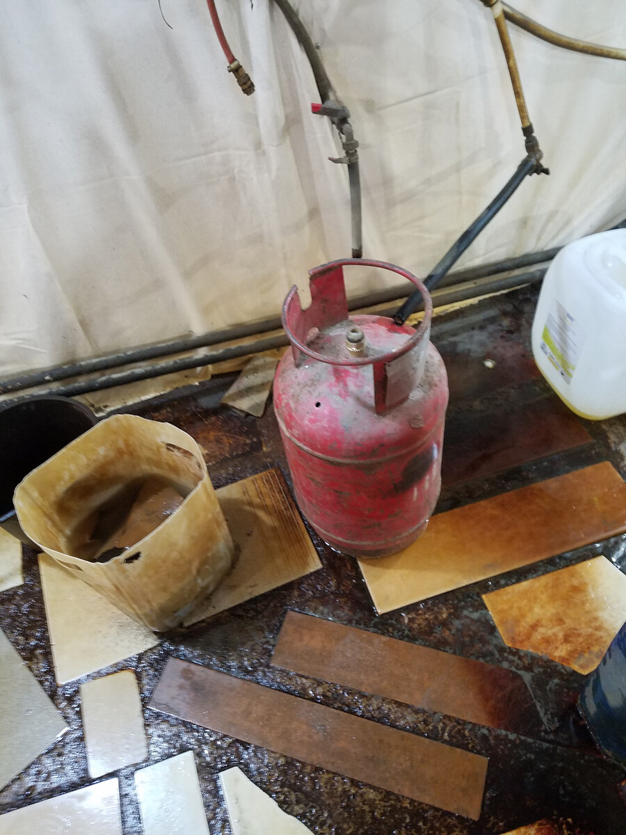 Берем пропановый баллон, наполняем водой, оставляем на ночь.