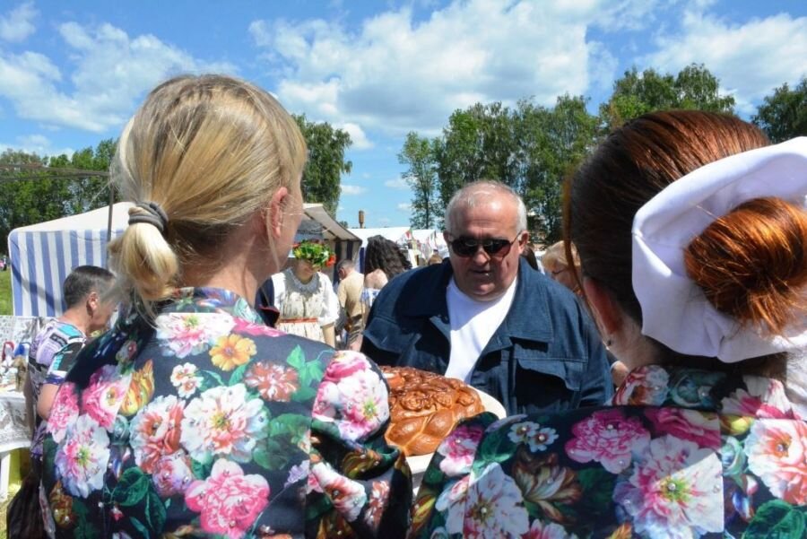 Самый вкусный кусок каравая достался губернатору…