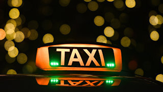 © РИА Новости / Владимир АстапковичПерейти в фотобанкСМИ: в Москве таксист довез туриста до аэропорта за 23 тысячи рублейИнцидент произошел в минувшую субботу на улице Ильинка, которая идет от Красной площади к Китай-городу: таксист въехал на тротуар и врезался в толпу пешеходов. Пострадали семь человек. После инцидента мужчина выпрыгнул с водительского сиденья и попытался убежать, но был задержан. По данным источника РИА Новости, среди пострадавших два мексиканца и два азербайджанца.