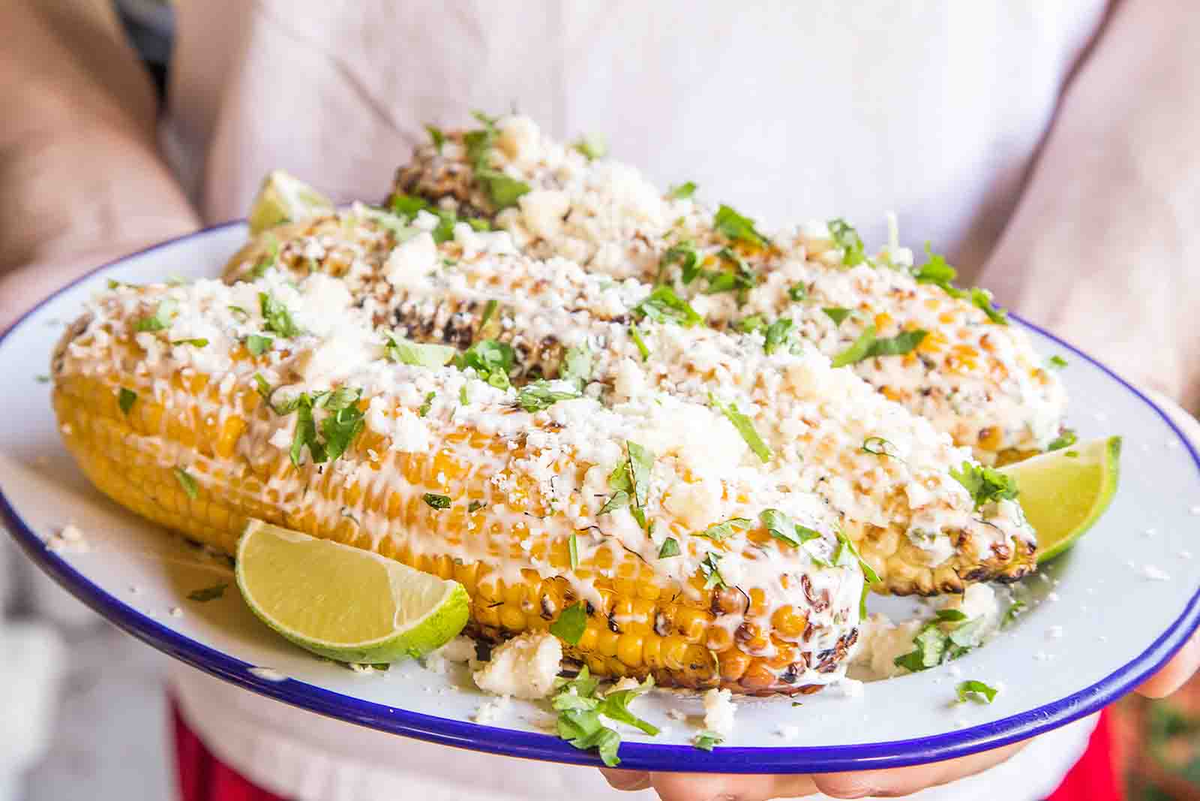 Рецепт из свежей кукурузы. Кукуруза по мексикански. Мексиканская жареная кукуруза. Кукуруза в сливочном соусе. Кукуруза початок в сливочном соусе.