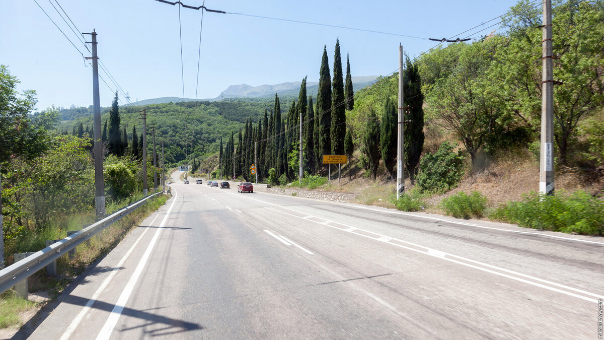 1. Дорога Симферополь — Алушта — Ялта и далее на Севастополь почти везде трехполосная.
