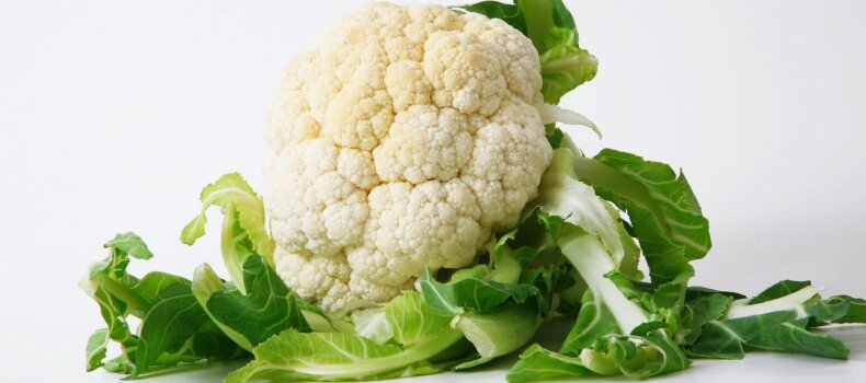 Цветная капуста — это овощ, который принадлежит к крестоцветному семейству. Некоторые люди называют соцветие цветной капусты белым творогом, несмотря на то, что они совсем не белые.