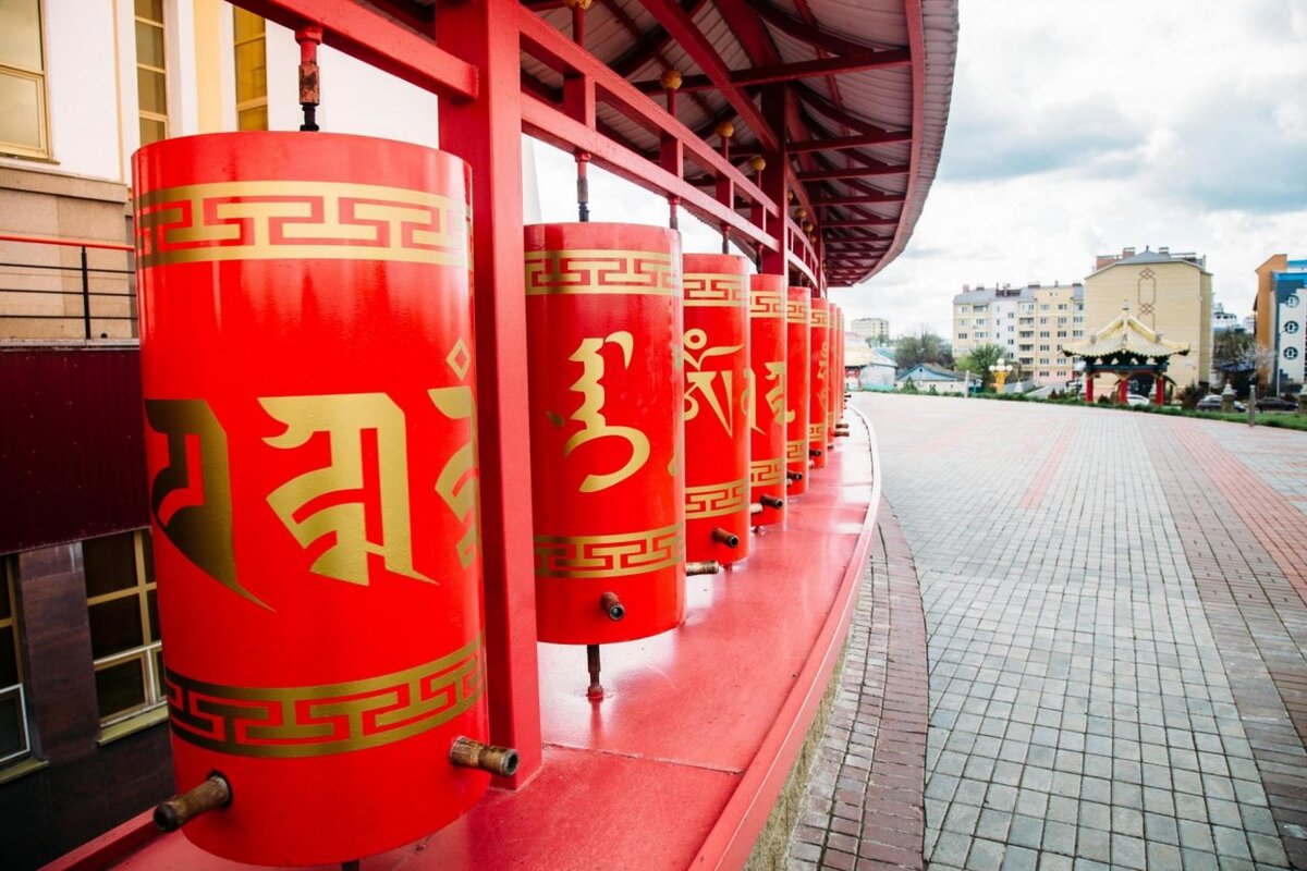 Молитвенные барабаны, дацан «Золотая обитель Будды Шакьямуни» в Элисте