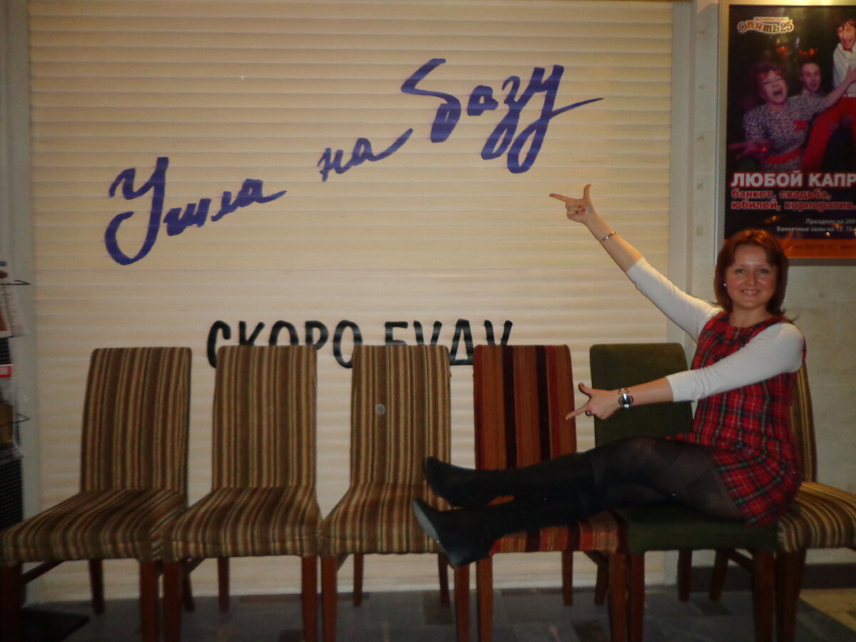 Самые сильные люди — нашедшие себя. 
Убитые и воскрешенные несчитанное количество раз своей 
внутренней борьбой, они излучают простоту, оставаясь при этом 
сложным механизмом, который не по зубам. 
Их искренность напоминает оголённость и беззащитность, 
но стоит коснуться их души и ты почувствуешь всю силу 
защитной брони с привкусом стали на губах. 
Их слово, как пуля, летящая метко в цель, пронзает твою голову, 
меняя за долю секунды твоё мышление и закладывая в него 
что-то новое, неведомое тебе ранее. 
Их молчание оглушает. Их улыбка обезоруживает. 
В них нет границ, но ты остро почувствуешь свои, 
как только попытаешься войти на неведомую тебе территорию. 
Они везде и повсюду, но сами по себе. 
Они видят тебя насквозь, потому что видят себя. 
Они знают, какими чувствами ты наполнен 
и сколько тебе надо до последней капли. 
И если тебе очень повезёт — ты повстречаешь их на своём пути. 
Будет сладко и больно одновременно. 
Будет ломать как за очередной дозой. 
Будет разрушать и собирать тебя воедино. 
Это хороший знак, ты растешь. 
Даже если тебя разнесет как после падения с высотки, 
тебе всегда подадут руку и покажут то, 
чего ты раньше не видел. 
Главное не пройти мимо. Мимо таких людей. 
Ты узнаешь их по простоте. 
По взгляду, который обезоружит тебя 
и привяжет сильнее любых цепей.✨