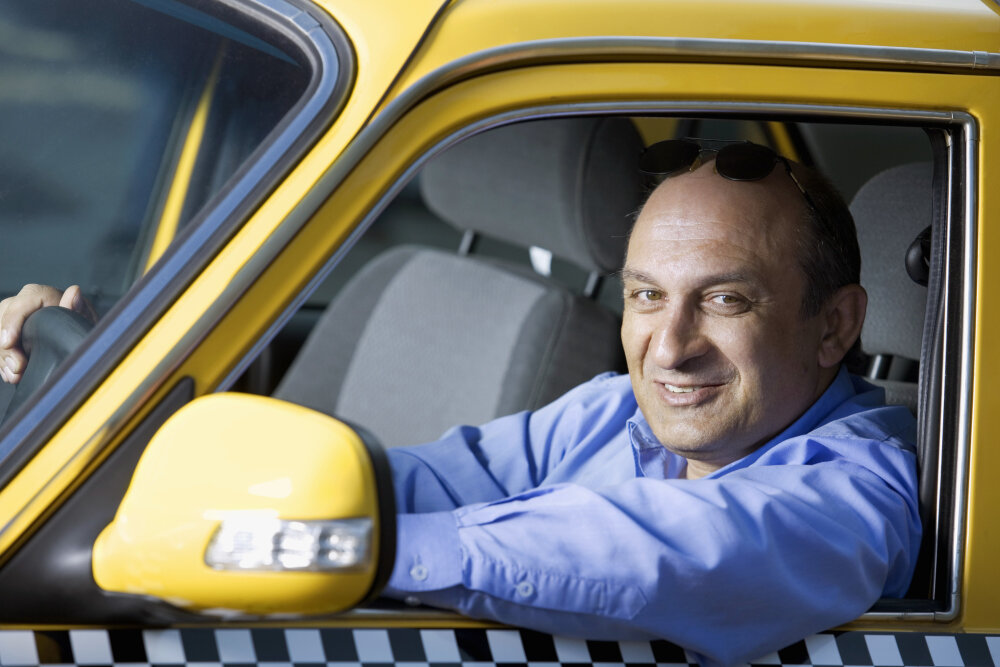 Таксист читать. Водитель такси ярославль. Таксист юрий саутинский. Читающее такси. Таксист читать.