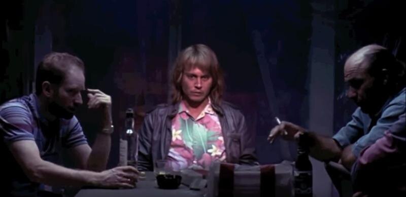 Кадр из фильма "Кокаин". У Деппа очень сложные и длительные отношения с алкоголем