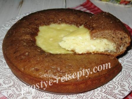 Для приготовления королевской ватрушки в мультиварке нам понадобится 45 минут. 
    Яйца куриные – 3 штуки
    Сахар белый – 1 стакан
    Ванильный сахар – 1 пакетик
    Какао порошок – 2 столовые ложки
    Сметана домашняя – 3 столовые ложки
    Творог домашний – 250 грамм
    Мука пшеничная высшего сорта – 1 стакан
    Разрыхлитель – 1 чайная ложка
    Сливочное масло – 10 грамм

Как приготовить ватрушку в мультиварке:

Прежде, чем начать готовить, все ингредиенты нужно выложить из холодильника, чтоб они были комнатной температуры. По этому рецепту можно печь ватрушку и в духовке, в обычной круглой форме. Берём миску глубокую, венчиком или миксером взбиваем три яйца, до образования пены, добавляем обычный и ванильный сахар, сметану и всё перемешиваем до однородной массы.
взбиваем яйца

Теперь порциями добавляем просеянную муку и разрыхлитель, чтоб тесто обогатить кислородом.


Делим тесто на две части, в две миски. В одну добавляем домашний творог, можно измельчить его вилкой или перетереть через сито. Перемешали, начинка готова.
растереть творог
Во вторую миску с тестом, высыпаем какао, перемешиваем до однородной массы, можно ещё растоплённый шоколад добавить, будет вкусно.


Чашу мультиварки смазываем сливочным маслом, выливаем шоколадное тесто ватрушки и в центр творожную начинку. Смотрится очень красиво.


Включаем режим «Выпечка», время приготовления ватрушки с творогом – 45 минут, закрываем крышку мультиварки и идём отдыхать. Так просто готовить домашнюю выпечку с мультиварочкой. Никогда пирог или ватрушка не подгорит и прекрасно поднимется.

Время прошло, открываем мультиварку и аккуратно вынимаем пирог, просто перевернув чашу на тарелку. Наша ватрушка королевская с творогом в мультиварке готова! 