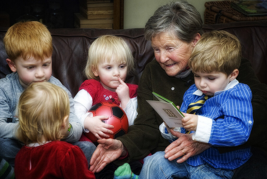 Бабушка с ребенком. Бабушка и внуки. Бабуля с внуками. Фотосессия бабушка и внуки.