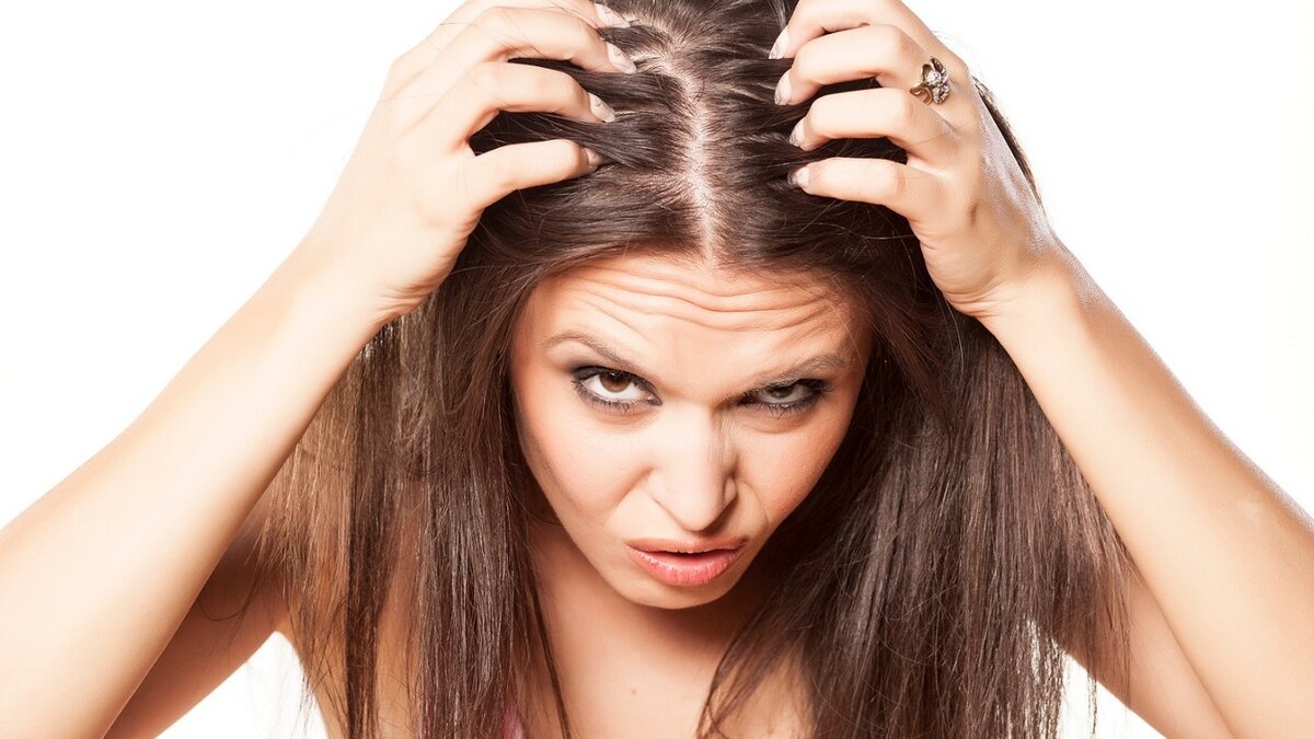 Перхоть у девушки