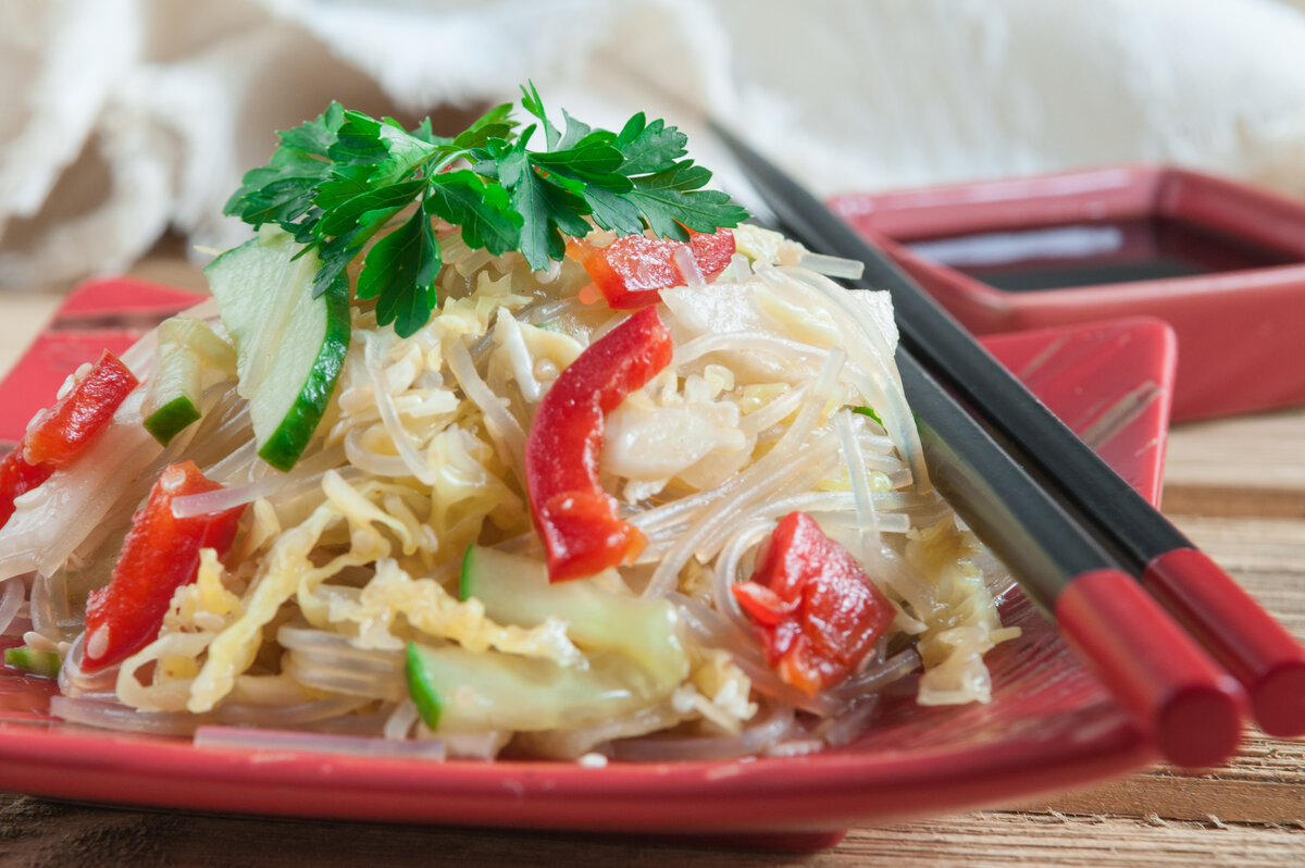 Салат с фунчозой и пекинской капустой. | Едим ПРОсто | Дзен