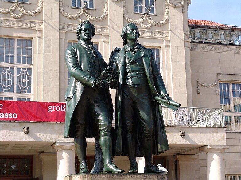 Große klassiker wie goethe schiller. Памятник Гете и Шиллеру. Веймар памятник Гете.