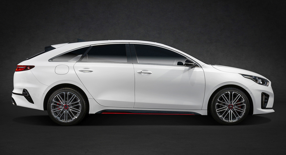 Размеры: длина 4605 мм, ширина 1800 мм, высота 1422 мм, колесная база 2650 мм.