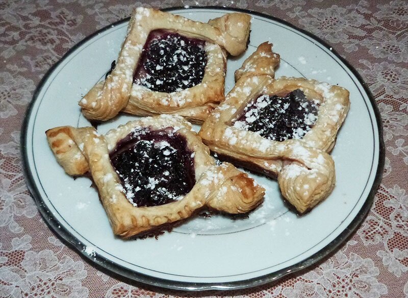 Слойки с черникой