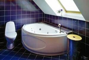 При планировании ванной комнаты, имеющей незначительную площадь, необходимо ориентироваться на ее функциональность, ведь на довольно малом пространстве вам нужно будет разместить акриловую ванну или монолитный душевой бокс, раковину для умывания, полотенцесушитель, унитаз, если ванная совмещенная – стиральную машинку, мебель и др.