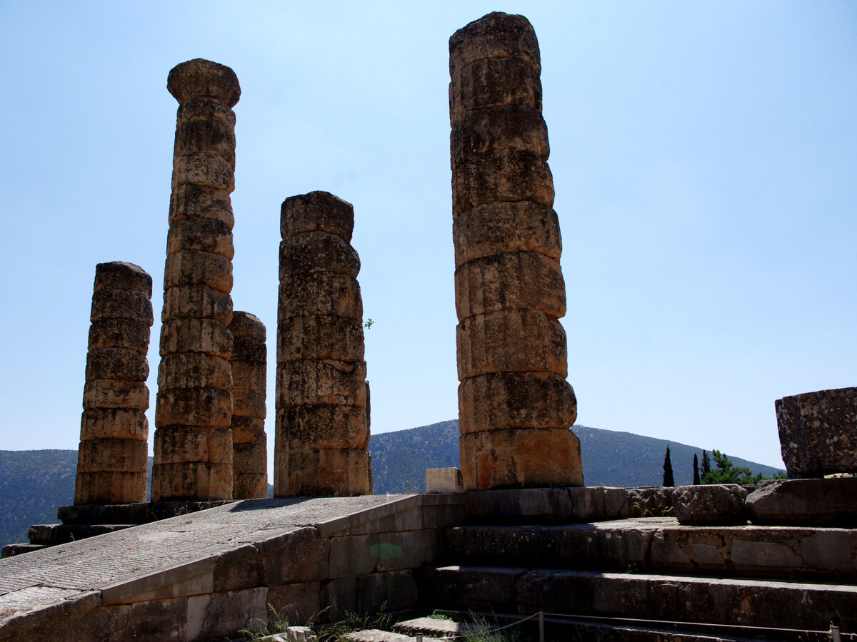 Руины Храма Аполлона в Греции. Дельфы.