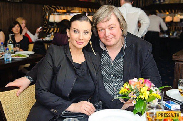 Что если у обоих в паре "семейный" мир больше "материального" и "духовного", то это хороший показатель того, что они действительно хотят отношений и сейчас открыты друг для друга. 

Для примера приводим пару Екатерины и Александра Стриженовых, вместе они 30 лет. 

А если у девушки большой "семейный" мир, а у мужчины преобладает "материальный", значит, она ценит и хочет эти отношения, а он лишь использует ее в своих интересах, и ни о какой любви здесь речи не идёт. 

Для примера возьмем пару Анджелины Джоли и Бреда Питта, некогда состоявших в отношениях.

Заберите на стенку, чтобы не забыть. 

#лицечтение #физиогномика #авз #Спб #отношения