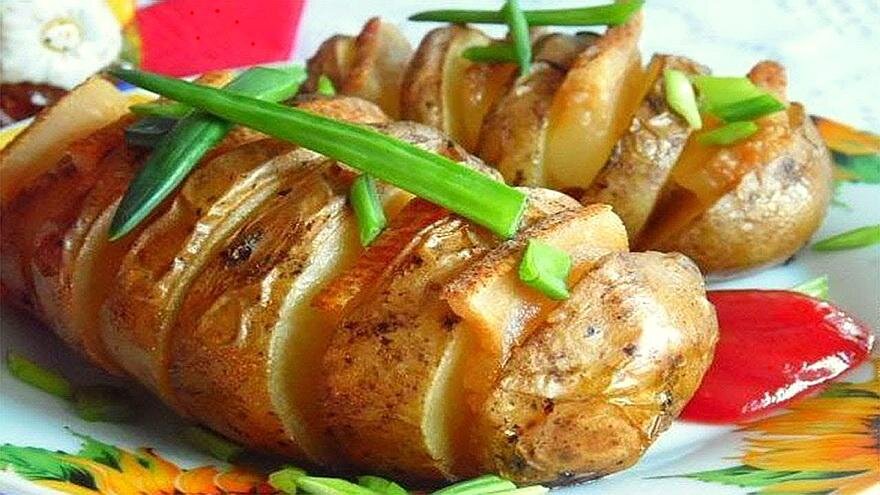 Картофель, запечённый с салом, луком и чесноком