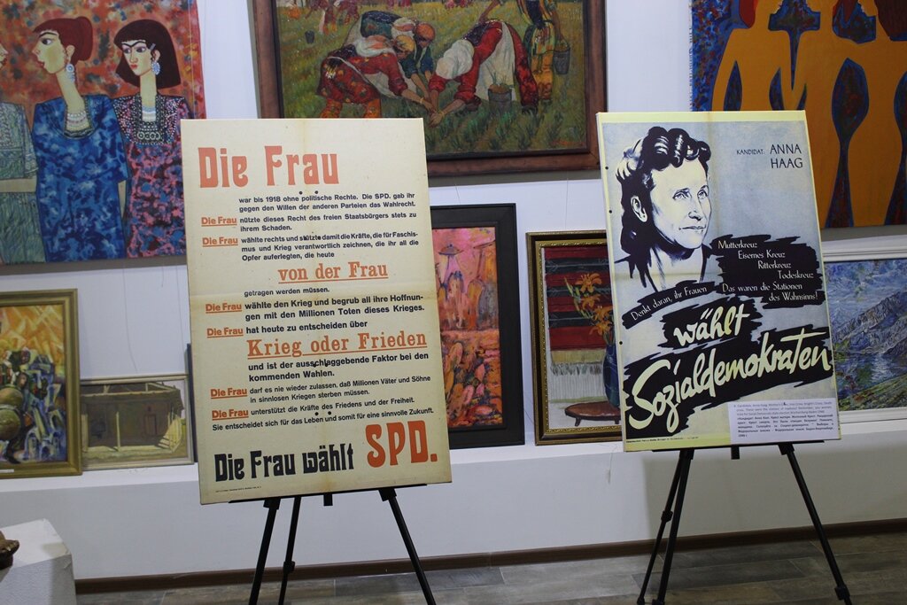 Выставка к 100-летию избирательного права женщин в Германии, Душанбе Фото: Asia-Plus