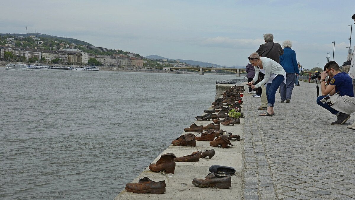 Туфли на набережной Дуная