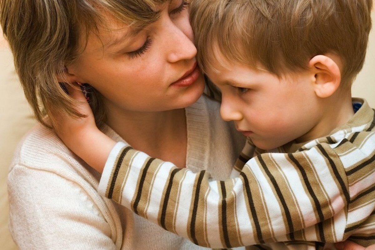 Ребенок не хочет к маме. Объятия детей. Мальчик обнимает маму. Мальчик обнимает малыша. Мать обнимает ребенка.