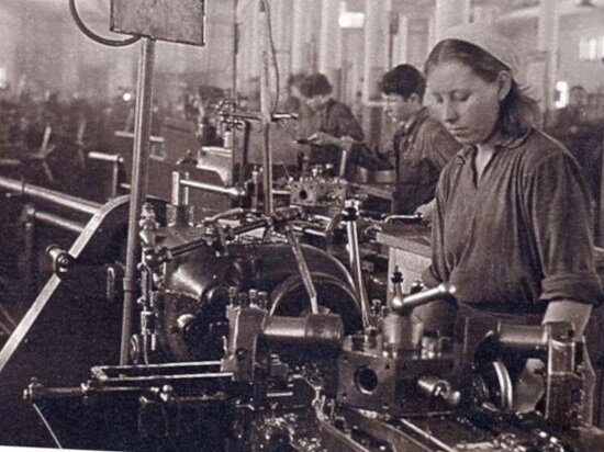 Не забывайте и про тружеников тыла, которые также воевали. Но не на поле брани, а за станками.