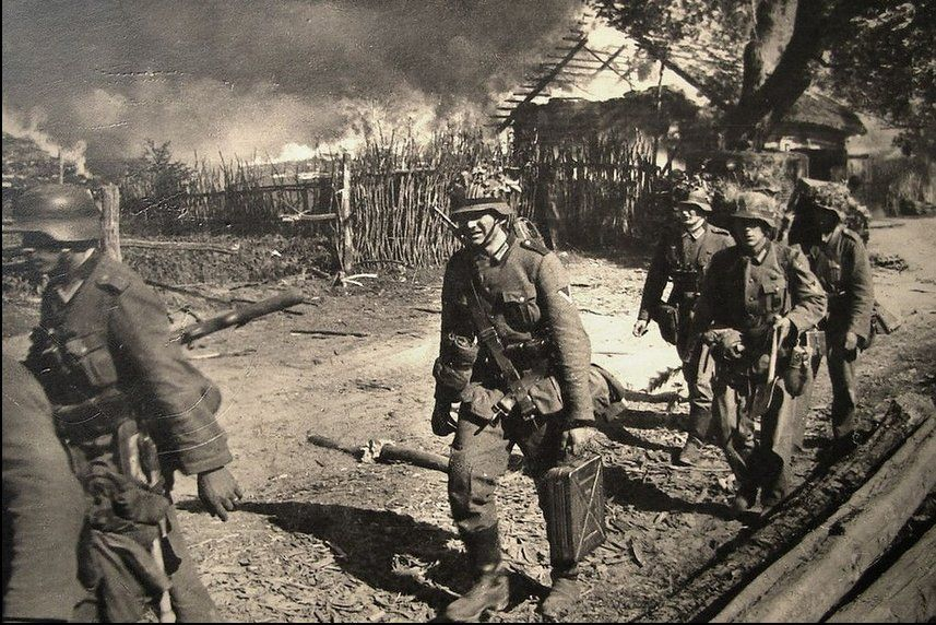 Попали 1941 год. Солдаты вермахта 22 июня 1941. Солдаты вермахта июнь 1941. Пленные немецкие солдаты Восточный фронт.