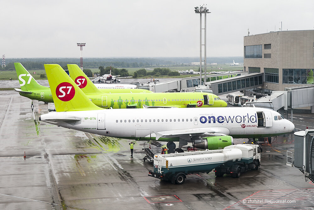 Какие самолеты на белой. Боинг ж. Красно белый самолёт название. Airbus a319 a319. Какие самолеты на белой.