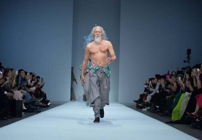 Выход на подиум с голым торсом в 79 лет