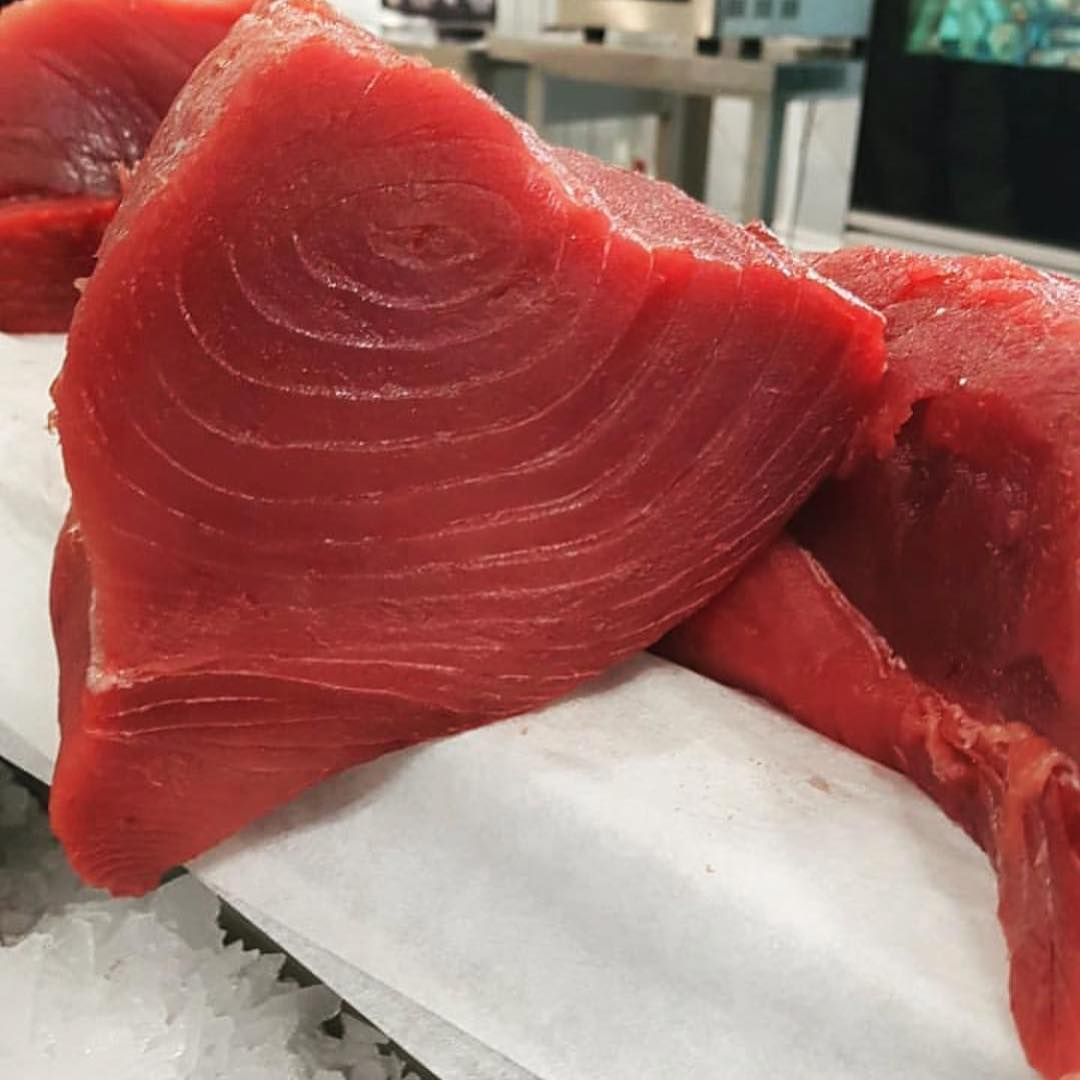 Тунец. Красный тунец. Тунец рыба мясо. Рыба с красным мясом.