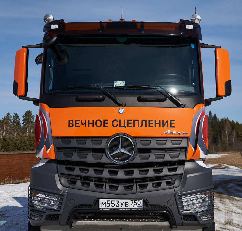 Компания Daimler Kamaz Rus приступила к дорожным испытаниям грузовика Mercedes-Benz Arocs, оснащенного сцеплением нового типа. Турборетардерсцепление еще называют «вечным сцеплением», поскольку передача крутящего момента проходит без износа и перегрева механизмов. Это позволяет без проблем эксплуатировать тяжелую технику в условиях высоких нагрузок.  